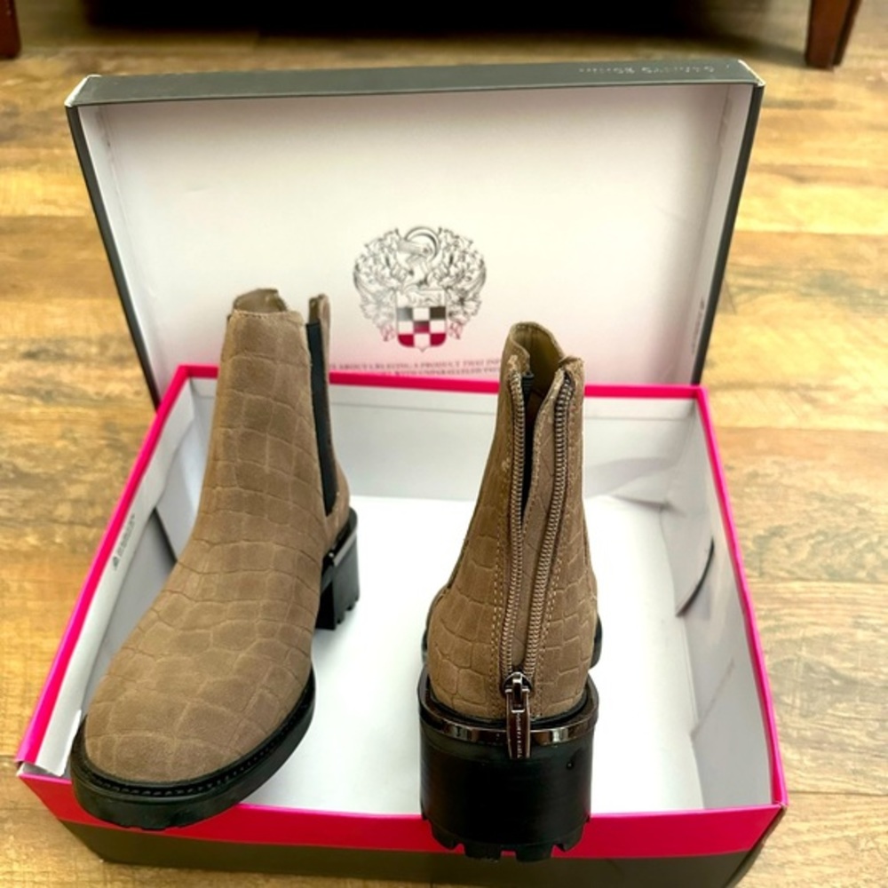 Vince Camuto crock embossed suede ankle boots  zip stretch insert size 8.5 wide
